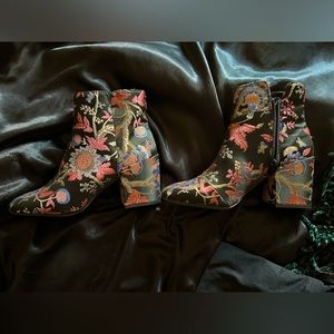 Floral embroidered colorful boots, size 8.